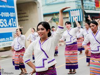 คณะศิลปศาสตร์,คณะรัฐศาสตร์และสังคมศาสตร์และวิทยาลัยการศึกษา,มหาวิทยาลัยพะเยา,ร่วมกับ,5,หน่วยงาน,และกว่า,14,ชุมชน,จัดประเพณีสืบสานวัฒนธรรมอันดีงามของจังหวัดพะเยา,“ประเพณีแห่ผ้าห่มพระธาตุจอมทอง”