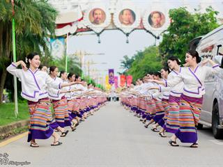 คณะศิลปศาสตร์,คณะรัฐศาสตร์และสังคมศาสตร์และวิทยาลัยการศึกษา,มหาวิทยาลัยพะเยา,ร่วมกับ,5,หน่วยงาน,และกว่า,14,ชุมชน,จัดประเพณีสืบสานวัฒนธรรมอันดีงามของจังหวัดพะเยา,“ประเพณีแห่ผ้าห่มพระธาตุจอมทอง”