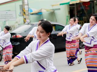 คณะศิลปศาสตร์,คณะรัฐศาสตร์และสังคมศาสตร์และวิทยาลัยการศึกษา,มหาวิทยาลัยพะเยา,ร่วมกับ,5,หน่วยงาน,และกว่า,14,ชุมชน,จัดประเพณีสืบสานวัฒนธรรมอันดีงามของจังหวัดพะเยา,“ประเพณีแห่ผ้าห่มพระธาตุจอมทอง”