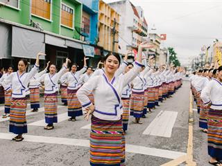 คณะศิลปศาสตร์,คณะรัฐศาสตร์และสังคมศาสตร์และวิทยาลัยการศึกษา,มหาวิทยาลัยพะเยา,ร่วมกับ,5,หน่วยงาน,และกว่า,14,ชุมชน,จัดประเพณีสืบสานวัฒนธรรมอันดีงามของจังหวัดพะเยา,“ประเพณีแห่ผ้าห่มพระธาตุจอมทอง”