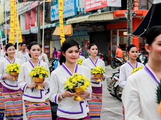 คณะศิลปศาสตร์,คณะรัฐศาสตร์และสังคมศาสตร์และวิทยาลัยการศึกษา,มหาวิทยาลัยพะเยา,ร่วมกับ,5,หน่วยงาน,และกว่า,14,ชุมชน,จัดประเพณีสืบสานวัฒนธรรมอันดีงามของจังหวัดพะเยา,“ประเพณีแห่ผ้าห่มพระธาตุจอมทอง”