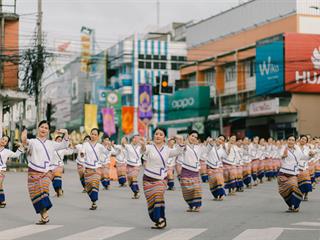 คณะศิลปศาสตร์,คณะรัฐศาสตร์และสังคมศาสตร์และวิทยาลัยการศึกษา,มหาวิทยาลัยพะเยา,ร่วมกับ,5,หน่วยงาน,และกว่า,14,ชุมชน,จัดประเพณีสืบสานวัฒนธรรมอันดีงามของจังหวัดพะเยา,“ประเพณีแห่ผ้าห่มพระธาตุจอมทอง”