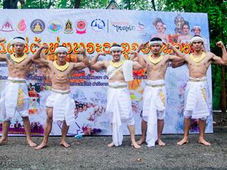 คณะศิลปศาสตร์,คณะรัฐศาสตร์และสังคมศาสตร์และวิทยาลัยการศึกษา,มหาวิทยาลัยพะเยา,ร่วมกับ,5,หน่วยงาน,และกว่า,14,ชุมชน,จัดประเพณีสืบสานวัฒนธรรมอันดีงามของจังหวัดพะเยา,“ประเพณีแห่ผ้าห่มพระธาตุจอมทอง”