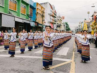 คณะศิลปศาสตร์,คณะรัฐศาสตร์และสังคมศาสตร์และวิทยาลัยการศึกษา,มหาวิทยาลัยพะเยา,ร่วมกับ,5,หน่วยงาน,และกว่า,14,ชุมชน,จัดประเพณีสืบสานวัฒนธรรมอันดีงามของจังหวัดพะเยา,“ประเพณีแห่ผ้าห่มพระธาตุจอมทอง”