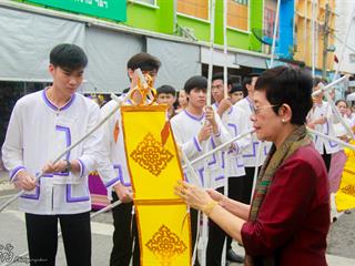 คณะศิลปศาสตร์,คณะรัฐศาสตร์และสังคมศาสตร์และวิทยาลัยการศึกษา,มหาวิทยาลัยพะเยา,ร่วมกับ,5,หน่วยงาน,และกว่า,14,ชุมชน,จัดประเพณีสืบสานวัฒนธรรมอันดีงามของจังหวัดพะเยา,“ประเพณีแห่ผ้าห่มพระธาตุจอมทอง”
