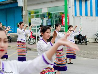 คณะศิลปศาสตร์,คณะรัฐศาสตร์และสังคมศาสตร์และวิทยาลัยการศึกษา,มหาวิทยาลัยพะเยา,ร่วมกับ,5,หน่วยงาน,และกว่า,14,ชุมชน,จัดประเพณีสืบสานวัฒนธรรมอันดีงามของจังหวัดพะเยา,“ประเพณีแห่ผ้าห่มพระธาตุจอมทอง”
