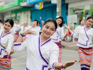 คณะศิลปศาสตร์,คณะรัฐศาสตร์และสังคมศาสตร์และวิทยาลัยการศึกษา,มหาวิทยาลัยพะเยา,ร่วมกับ,5,หน่วยงาน,และกว่า,14,ชุมชน,จัดประเพณีสืบสานวัฒนธรรมอันดีงามของจังหวัดพะเยา,“ประเพณีแห่ผ้าห่มพระธาตุจอมทอง”
