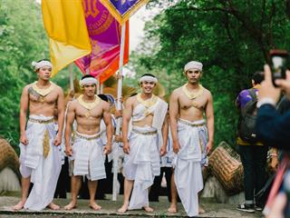 คณะศิลปศาสตร์,คณะรัฐศาสตร์และสังคมศาสตร์และวิทยาลัยการศึกษา,มหาวิทยาลัยพะเยา,ร่วมกับ,5,หน่วยงาน,และกว่า,14,ชุมชน,จัดประเพณีสืบสานวัฒนธรรมอันดีงามของจังหวัดพะเยา,“ประเพณีแห่ผ้าห่มพระธาตุจอมทอง”