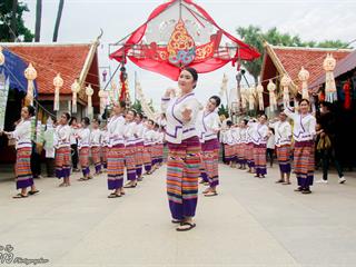 คณะศิลปศาสตร์,คณะรัฐศาสตร์และสังคมศาสตร์และวิทยาลัยการศึกษา,มหาวิทยาลัยพะเยา,ร่วมกับ,5,หน่วยงาน,และกว่า,14,ชุมชน,จัดประเพณีสืบสานวัฒนธรรมอันดีงามของจังหวัดพะเยา,“ประเพณีแห่ผ้าห่มพระธาตุจอมทอง”