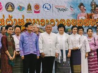คณะศิลปศาสตร์,คณะรัฐศาสตร์และสังคมศาสตร์และวิทยาลัยการศึกษา,มหาวิทยาลัยพะเยา,ร่วมกับ,5,หน่วยงาน,และกว่า,14,ชุมชน,จัดประเพณีสืบสานวัฒนธรรมอันดีงามของจังหวัดพะเยา,“ประเพณีแห่ผ้าห่มพระธาตุจอมทอง”
