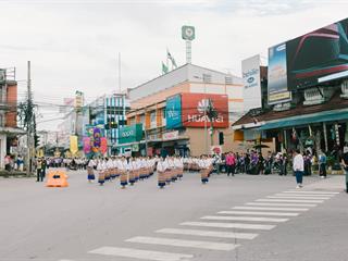 คณะศิลปศาสตร์,คณะรัฐศาสตร์และสังคมศาสตร์และวิทยาลัยการศึกษา,มหาวิทยาลัยพะเยา,ร่วมกับ,5,หน่วยงาน,และกว่า,14,ชุมชน,จัดประเพณีสืบสานวัฒนธรรมอันดีงามของจังหวัดพะเยา,“ประเพณีแห่ผ้าห่มพระธาตุจอมทอง”