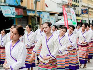 คณะศิลปศาสตร์,คณะรัฐศาสตร์และสังคมศาสตร์และวิทยาลัยการศึกษา,มหาวิทยาลัยพะเยา,ร่วมกับ,5,หน่วยงาน,และกว่า,14,ชุมชน,จัดประเพณีสืบสานวัฒนธรรมอันดีงามของจังหวัดพะเยา,“ประเพณีแห่ผ้าห่มพระธาตุจอมทอง”
