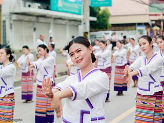 คณะศิลปศาสตร์,คณะรัฐศาสตร์และสังคมศาสตร์และวิทยาลัยการศึกษา,มหาวิทยาลัยพะเยา,ร่วมกับ,5,หน่วยงาน,และกว่า,14,ชุมชน,จัดประเพณีสืบสานวัฒนธรรมอันดีงามของจังหวัดพะเยา,“ประเพณีแห่ผ้าห่มพระธาตุจอมทอง”