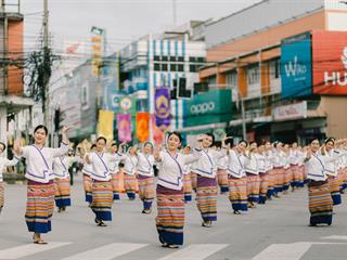 คณะศิลปศาสตร์,คณะรัฐศาสตร์และสังคมศาสตร์และวิทยาลัยการศึกษา,มหาวิทยาลัยพะเยา,ร่วมกับ,5,หน่วยงาน,และกว่า,14,ชุมชน,จัดประเพณีสืบสานวัฒนธรรมอันดีงามของจังหวัดพะเยา,“ประเพณีแห่ผ้าห่มพระธาตุจอมทอง”