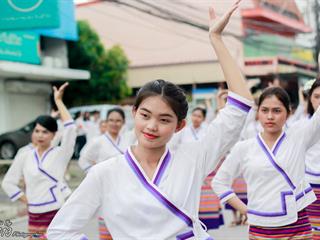 คณะศิลปศาสตร์,คณะรัฐศาสตร์และสังคมศาสตร์และวิทยาลัยการศึกษา,มหาวิทยาลัยพะเยา,ร่วมกับ,5,หน่วยงาน,และกว่า,14,ชุมชน,จัดประเพณีสืบสานวัฒนธรรมอันดีงามของจังหวัดพะเยา,“ประเพณีแห่ผ้าห่มพระธาตุจอมทอง”
