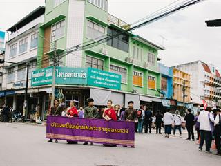 คณะศิลปศาสตร์,คณะรัฐศาสตร์และสังคมศาสตร์และวิทยาลัยการศึกษา,มหาวิทยาลัยพะเยา,ร่วมกับ,5,หน่วยงาน,และกว่า,14,ชุมชน,จัดประเพณีสืบสานวัฒนธรรมอันดีงามของจังหวัดพะเยา,“ประเพณีแห่ผ้าห่มพระธาตุจอมทอง”