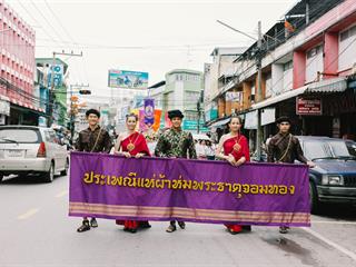 คณะศิลปศาสตร์,คณะรัฐศาสตร์และสังคมศาสตร์และวิทยาลัยการศึกษา,มหาวิทยาลัยพะเยา,ร่วมกับ,5,หน่วยงาน,และกว่า,14,ชุมชน,จัดประเพณีสืบสานวัฒนธรรมอันดีงามของจังหวัดพะเยา,“ประเพณีแห่ผ้าห่มพระธาตุจอมทอง”