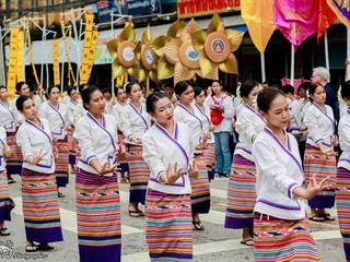 คณะศิลปศาสตร์,คณะรัฐศาสตร์และสังคมศาสตร์และวิทยาลัยการศึกษา,มหาวิทยาลัยพะเยา,ร่วมกับ,5,หน่วยงาน,และกว่า,14,ชุมชน,จัดประเพณีสืบสานวัฒนธรรมอันดีงามของจังหวัดพะเยา,“ประเพณีแห่ผ้าห่มพระธาตุจอมทอง”