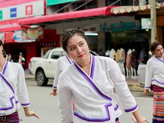 คณะศิลปศาสตร์,คณะรัฐศาสตร์และสังคมศาสตร์และวิทยาลัยการศึกษา,มหาวิทยาลัยพะเยา,ร่วมกับ,5,หน่วยงาน,และกว่า,14,ชุมชน,จัดประเพณีสืบสานวัฒนธรรมอันดีงามของจังหวัดพะเยา,“ประเพณีแห่ผ้าห่มพระธาตุจอมทอง”