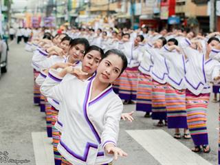 คณะศิลปศาสตร์,คณะรัฐศาสตร์และสังคมศาสตร์และวิทยาลัยการศึกษา,มหาวิทยาลัยพะเยา,ร่วมกับ,5,หน่วยงาน,และกว่า,14,ชุมชน,จัดประเพณีสืบสานวัฒนธรรมอันดีงามของจังหวัดพะเยา,“ประเพณีแห่ผ้าห่มพระธาตุจอมทอง”