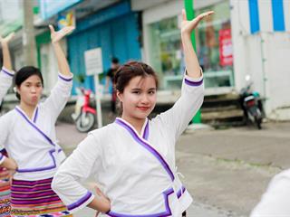 คณะศิลปศาสตร์,คณะรัฐศาสตร์และสังคมศาสตร์และวิทยาลัยการศึกษา,มหาวิทยาลัยพะเยา,ร่วมกับ,5,หน่วยงาน,และกว่า,14,ชุมชน,จัดประเพณีสืบสานวัฒนธรรมอันดีงามของจังหวัดพะเยา,“ประเพณีแห่ผ้าห่มพระธาตุจอมทอง”