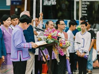 คณะศิลปศาสตร์,คณะรัฐศาสตร์และสังคมศาสตร์และวิทยาลัยการศึกษา,มหาวิทยาลัยพะเยา,ร่วมกับ,5,หน่วยงาน,และกว่า,14,ชุมชน,จัดประเพณีสืบสานวัฒนธรรมอันดีงามของจังหวัดพะเยา,“ประเพณีแห่ผ้าห่มพระธาตุจอมทอง”