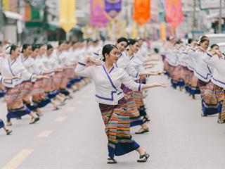 คณะศิลปศาสตร์,คณะรัฐศาสตร์และสังคมศาสตร์และวิทยาลัยการศึกษา,มหาวิทยาลัยพะเยา,ร่วมกับ,5,หน่วยงาน,และกว่า,14,ชุมชน,จัดประเพณีสืบสานวัฒนธรรมอันดีงามของจังหวัดพะเยา,“ประเพณีแห่ผ้าห่มพระธาตุจอมทอง”