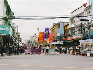คณะศิลปศาสตร์,คณะรัฐศาสตร์และสังคมศาสตร์และวิทยาลัยการศึกษา,มหาวิทยาลัยพะเยา,ร่วมกับ,5,หน่วยงาน,และกว่า,14,ชุมชน,จัดประเพณีสืบสานวัฒนธรรมอันดีงามของจังหวัดพะเยา,“ประเพณีแห่ผ้าห่มพระธาตุจอมทอง”