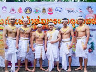 คณะศิลปศาสตร์,คณะรัฐศาสตร์และสังคมศาสตร์และวิทยาลัยการศึกษา,มหาวิทยาลัยพะเยา,ร่วมกับ,5,หน่วยงาน,และกว่า,14,ชุมชน,จัดประเพณีสืบสานวัฒนธรรมอันดีงามของจังหวัดพะเยา,“ประเพณีแห่ผ้าห่มพระธาตุจอมทอง”
