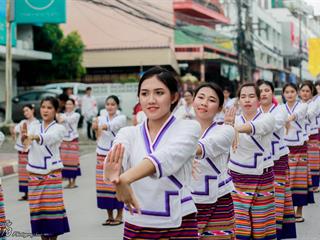 คณะศิลปศาสตร์,คณะรัฐศาสตร์และสังคมศาสตร์และวิทยาลัยการศึกษา,มหาวิทยาลัยพะเยา,ร่วมกับ,5,หน่วยงาน,และกว่า,14,ชุมชน,จัดประเพณีสืบสานวัฒนธรรมอันดีงามของจังหวัดพะเยา,“ประเพณีแห่ผ้าห่มพระธาตุจอมทอง”