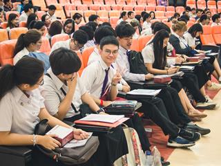 บุคลากรสายวิชาการและสนับสนุน,พร้อมด้วยนิสิตคณะศิลปศาสตร์,เข้าร่วมปฐมนิเทศโครงการพัฒนาภาษาอังกฤษสำหรับนิสิต,บุคลากรสายวิชาการและสายสนับสนุน,มหาวิทยาลัยพะเยา,ประจำปี,2561