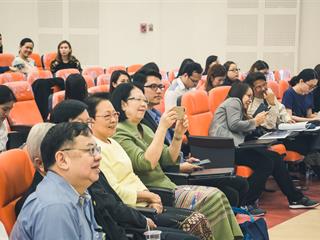 บุคลากรสายวิชาการและสนับสนุน,พร้อมด้วยนิสิตคณะศิลปศาสตร์,เข้าร่วมปฐมนิเทศโครงการพัฒนาภาษาอังกฤษสำหรับนิสิต,บุคลากรสายวิชาการและสายสนับสนุน,มหาวิทยาลัยพะเยา,ประจำปี,2561
