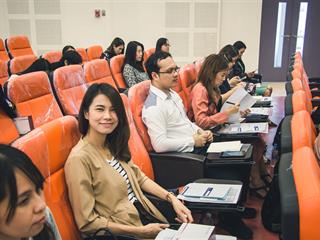 บุคลากรสายวิชาการและสนับสนุน,พร้อมด้วยนิสิตคณะศิลปศาสตร์,เข้าร่วมปฐมนิเทศโครงการพัฒนาภาษาอังกฤษสำหรับนิสิต,บุคลากรสายวิชาการและสายสนับสนุน,มหาวิทยาลัยพะเยา,ประจำปี,2561