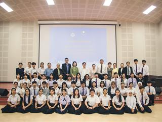 บุคลากรสายวิชาการและสนับสนุน,พร้อมด้วยนิสิตคณะศิลปศาสตร์,เข้าร่วมปฐมนิเทศโครงการพัฒนาภาษาอังกฤษสำหรับนิสิต,บุคลากรสายวิชาการและสายสนับสนุน,มหาวิทยาลัยพะเยา,ประจำปี,2561