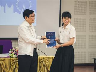 บุคลากรสายวิชาการและสนับสนุน,พร้อมด้วยนิสิตคณะศิลปศาสตร์,เข้าร่วมปฐมนิเทศโครงการพัฒนาภาษาอังกฤษสำหรับนิสิต,บุคลากรสายวิชาการและสายสนับสนุน,มหาวิทยาลัยพะเยา,ประจำปี,2561