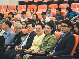 บุคลากรสายวิชาการและสนับสนุน,พร้อมด้วยนิสิตคณะศิลปศาสตร์,เข้าร่วมปฐมนิเทศโครงการพัฒนาภาษาอังกฤษสำหรับนิสิต,บุคลากรสายวิชาการและสายสนับสนุน,มหาวิทยาลัยพะเยา,ประจำปี,2561
