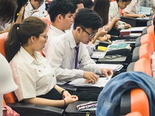 บุคลากรสายวิชาการและสนับสนุน,พร้อมด้วยนิสิตคณะศิลปศาสตร์,เข้าร่วมปฐมนิเทศโครงการพัฒนาภาษาอังกฤษสำหรับนิสิต,บุคลากรสายวิชาการและสายสนับสนุน,มหาวิทยาลัยพะเยา,ประจำปี,2561