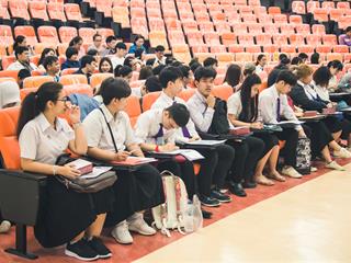 บุคลากรสายวิชาการและสนับสนุน,พร้อมด้วยนิสิตคณะศิลปศาสตร์,เข้าร่วมปฐมนิเทศโครงการพัฒนาภาษาอังกฤษสำหรับนิสิต,บุคลากรสายวิชาการและสายสนับสนุน,มหาวิทยาลัยพะเยา,ประจำปี,2561