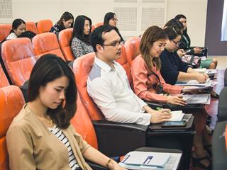 บุคลากรสายวิชาการและสนับสนุน,พร้อมด้วยนิสิตคณะศิลปศาสตร์,เข้าร่วมปฐมนิเทศโครงการพัฒนาภาษาอังกฤษสำหรับนิสิต,บุคลากรสายวิชาการและสายสนับสนุน,มหาวิทยาลัยพะเยา,ประจำปี,2561