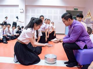 พิธีปลดป้ายพร้อมประดับรุ่นนิสิตปี,1,“ปรเมศร์คเชนทรา”,คณะศิลปศาสตร์,มหาวิทยาลัยพะเยา