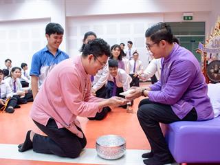 พิธีปลดป้ายพร้อมประดับรุ่นนิสิตปี,1,“ปรเมศร์คเชนทรา”,คณะศิลปศาสตร์,มหาวิทยาลัยพะเยา