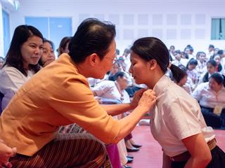 พิธีปลดป้ายพร้อมประดับรุ่นนิสิตปี,1,“ปรเมศร์คเชนทรา”,คณะศิลปศาสตร์,มหาวิทยาลัยพะเยา