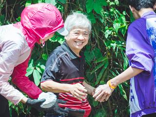 บุคลากรคณะศิลปศาสตร์ร่วมทำฝายชะลอน้ำตามรอยในหลวงรัชกาลที่,9