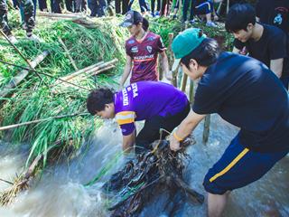 บุคลากรคณะศิลปศาสตร์ร่วมทำฝายชะลอน้ำตามรอยในหลวงรัชกาลที่,9