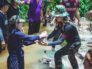 บุคลากรคณะศิลปศาสตร์ร่วมทำฝายชะลอน้ำตามรอยในหลวงรัชกาลที่,9