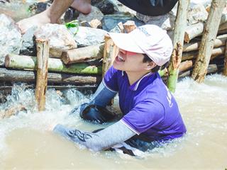 บุคลากรคณะศิลปศาสตร์ร่วมทำฝายชะลอน้ำตามรอยในหลวงรัชกาลที่,9