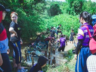 บุคลากรคณะศิลปศาสตร์ร่วมทำฝายชะลอน้ำตามรอยในหลวงรัชกาลที่,9