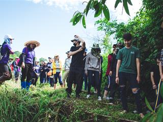 บุคลากรคณะศิลปศาสตร์ร่วมทำฝายชะลอน้ำตามรอยในหลวงรัชกาลที่,9