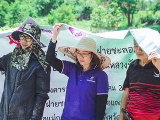 บุคลากรคณะศิลปศาสตร์ร่วมทำฝายชะลอน้ำตามรอยในหลวงรัชกาลที่,9