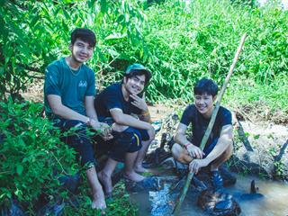 บุคลากรคณะศิลปศาสตร์ร่วมทำฝายชะลอน้ำตามรอยในหลวงรัชกาลที่,9